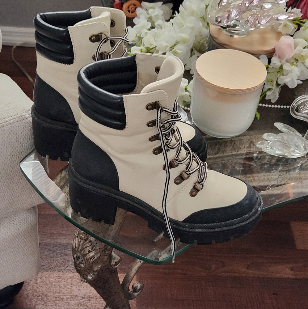 Womens cream and black boots, sz 6.5 nautica